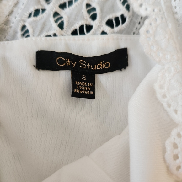 White lace dress with zip up back. Size S/3. - Picture 3 of 3